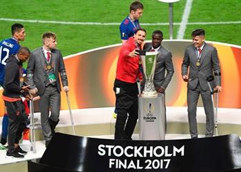 بطل اليوربا ليج مورينيو زلاتان لعب بالكرة في الشوط الثاني وألقى بعكازاته عقب صافرة النهاية