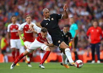 ثلاثي البريميرليج يتنافس على ضم نجم إشبيلية