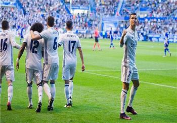 سوشيال_بطولات بالفيديو كريستيانو يرد على استفزاز جمهور ألافيس بإشارة الهاتريك