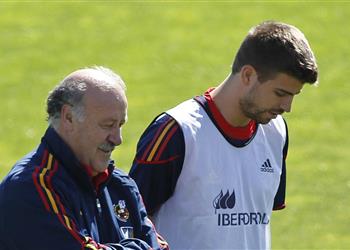 ديل بوسكي يقف بجانب بيكيه ويدافع عنه