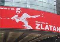 المناوشات بدأت والحرب قادمة مانشستر يونايتد يضايق السيتي بلافتة إبراهيموفيتش وجمهوره يرد