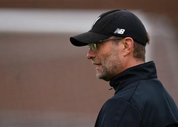 كلوب يتساءل هل ينبغي أن أطالب بتذكرة موسمية لمشاهدة مانشستر يونايتد