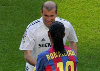 سوشيال_بطولات رونالدينيو إلى زيدان أنت واحد من أفضل اللاعبين على مر العصور ومدرب لا ي صدق