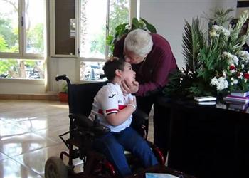 مرتضى يستقبل طفلا معاقا ويمنحه عضوية الزمالك