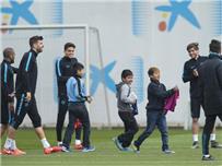 بالصور برشلونة يحقق حلم 3 أطفال قبل مواجهة أرسنال في دوري الابطال