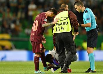 بالفيديو مشجع كتالوني ي قبل قدم ميسي في دوري الأبطال