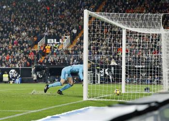 موندو ديبورتيفو فضيحة للتحكيم بإلغاء هدفا صحيحا لبرشلونة