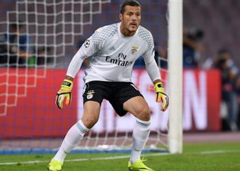 جوليو سيزار يعلق قفازاته