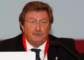 صورة رئيس الاتحاد الإسباني نائما أثناء قرعة المونديال