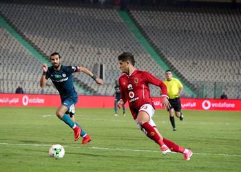 محمد صلاح يهنئ أحمد الشيخ على التسجيل في انبى