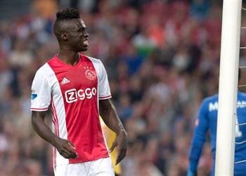 تقارير الميركاتو منافسة شرسة بين باريس سان جيرمان وبرشلونة لضم مدافع أياكس الشاب