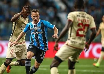 نجم جريميو يوضح تفاصيل محادثاته مع برشلونة