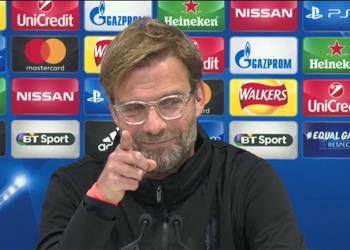 فيديو كلوب يختار الفائز بالكرة الذهبية ويفجر الضحك بمؤتمر صحفي