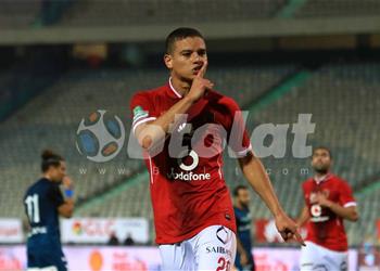 بعد تأكد إصابته طبيب المنتخب يطمئن على مدافع الأهلي
