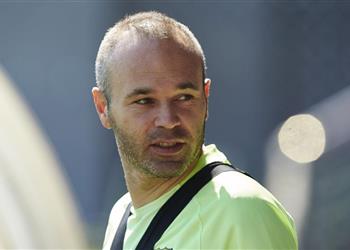 لعنة الإصابات إنييستا يعود أمام فياريال وجوميز بديله في الديربي