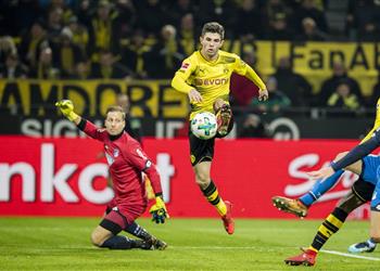 بوروسيا دورتموند يتخطى هوفنهايم بصعوبة تحت قيادة مدربه الجديد