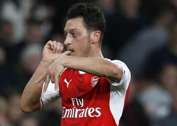 فينجر أثق في بقاء أوزيل