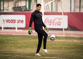 فحص طبي يحسم موقف حارس الأهلي من لقاء سموحة