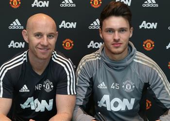 مانشستر يونايتد يجدد تعاقده مع حارسه الشاب