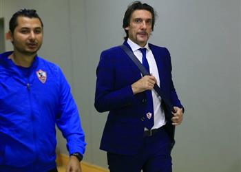 وصول حافلة الزمالك إلى برج العرب و نيبوشا يطالب اللاعبين بتفقد الملعب