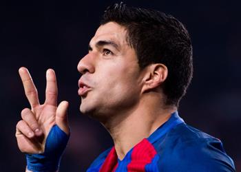 سواريز يحتفل بهدفه الـ400 في مسيرته الكروية