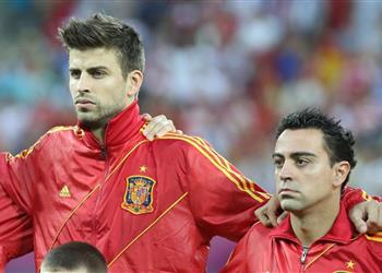 تشافي يفسر سبب صافرات الاستهجان ضد بيكيه