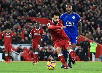 محمد صلاح يتمسك بعادة تغيير الحذاء بين الشوطين