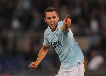 لاتسيو يغلق الباب أمام ليفربول ويقترب من تجديد عقد مدافعه