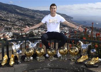 بالصور رونالدو يستعرض كراته الذهبية في ماديرا