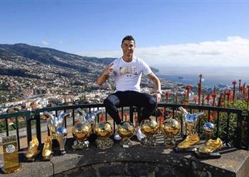 رونالدو مستعرض ا جوائزه حلمت بالتقاط هذه الصورة