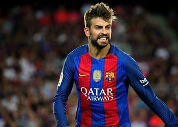 بيكيه يثير الجدل حول مستقبله في برشلونة على تويتر