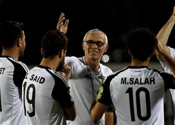 محمد النني يهنئ كوبر ومحمد صلاح تتويجكم فخر لنا جميعا