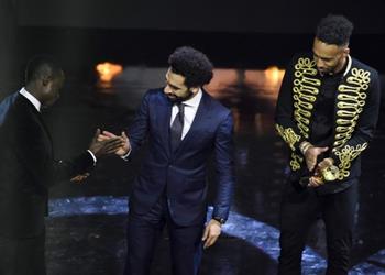 محمد صلاح يزين صحف العالم يعود بالمصريين لمنصات التتويج بعد أبو تريكة والخطيب
