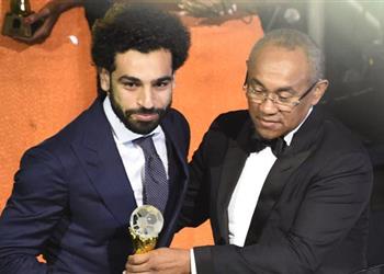 يايا توريه يوجه رسالة لـ محمد صلاح بعد التتويج الإفريقي