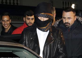 بالصور نجم ريال مدريد يتخفى بـ غطاء وجه من الجماهير