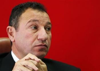 مدرب إسباني معروف يظهر في مقر بعثة الأهلي بالإمارات ويجتمع بـ زيزو