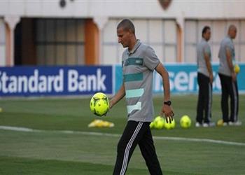 مدرب الأهلي وثنائي الفريق يواسون حارس المصري بعد خطأ السوبر