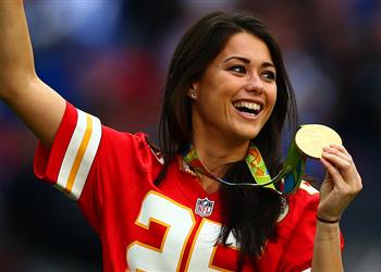 بطلة أولمبية إنجليزية تغني لـ محمد صلاح بعد تألقه أمام مانشستر سيتي