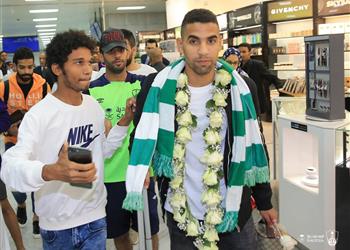 صور وصول مؤمن زكريا للانضمام إلى الأهلي السعودي