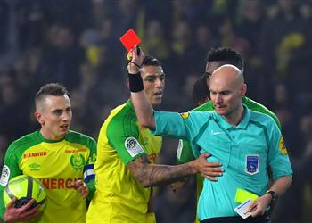 فيديو بسبب الطرد الكوميدي لجنة الحكام تقرر إيقاف حكم مباراة نانت وسان جيرمان