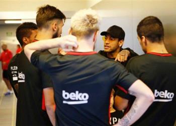 نيمار يعود لبرشلونة ويجتمع بلاعبي الفريق