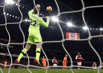 حارس ليفربول يوضح موقفه من قرار كلوب المفاجئ