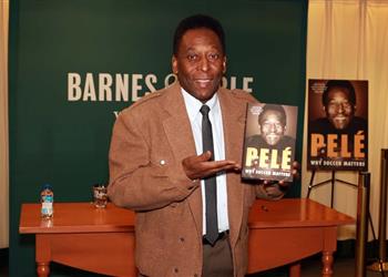 الأسطورة بيليه يقارن بين ميسي ورونالدو