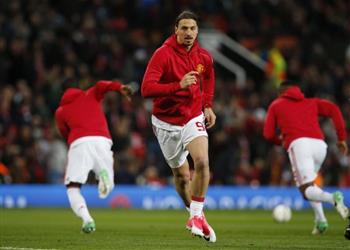 تجديد عقود إبراهيموفيتش سينتظر مستوى مانشستر يونايتد في النصف الأول من الموسم قبل توقيع العقد