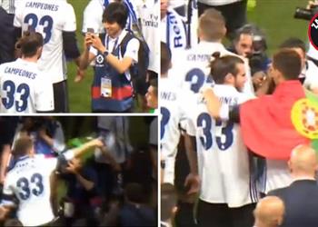 بطل الليجا كريستيانو رونالدو يستقطب بيل للإحتفال باللقب عقب رؤيته وحيدا