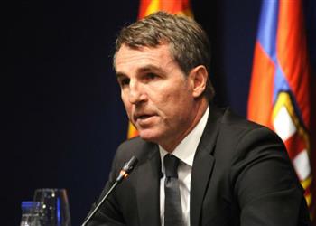 روبرت فرنانديز يحسم موقف إنييستا من البقاء في برشلونة