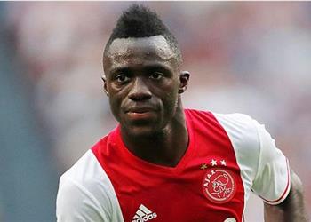 أياكس يستغل صراع الأندية على ضم مدافعه