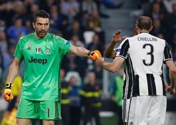 كيليني يشيد بـ بوفون ويرشحه للفوز بالكرة الذهبية