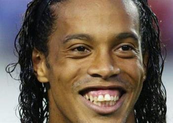 رونالدينيو ي رشح نابولي للفوز بالكالتشيو ويشيد بـ ديبالا