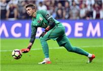 سوشيال_بطولات بالفيديو حارس جالطة سراي يستعرض مهاراته أمام إيتو